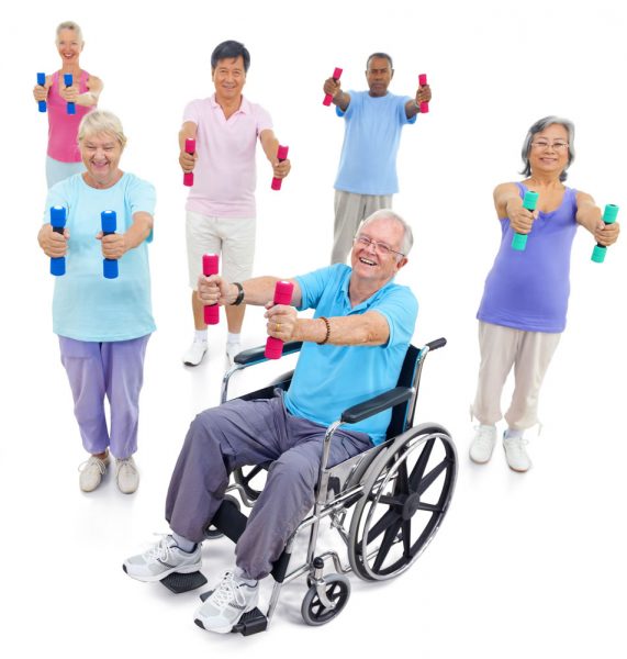 Gruppe älterer Menschen beim Training mit Handgewichten, vorne ein Mann im Rollstuhl